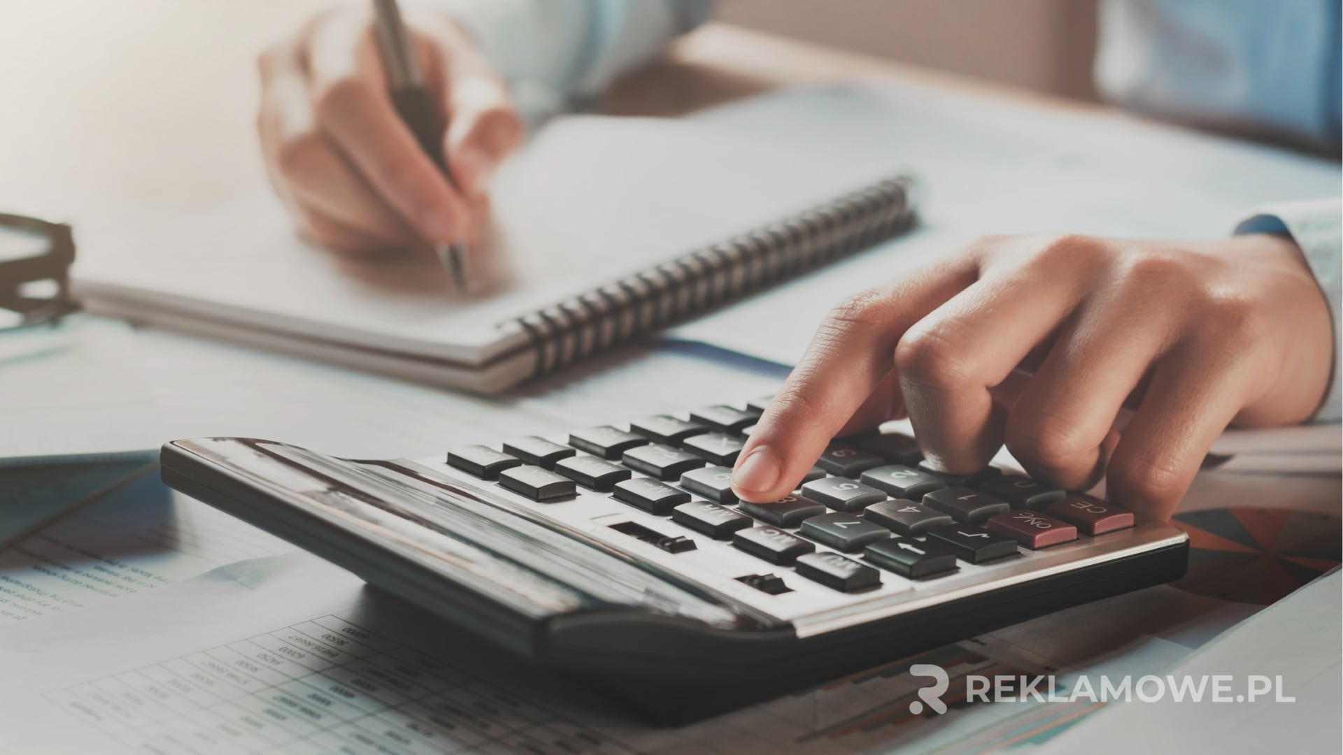 Przewodnik po kalkulatorach reklamowych dla początkujących Kalkulator na biurku z materiałami reklamowymi