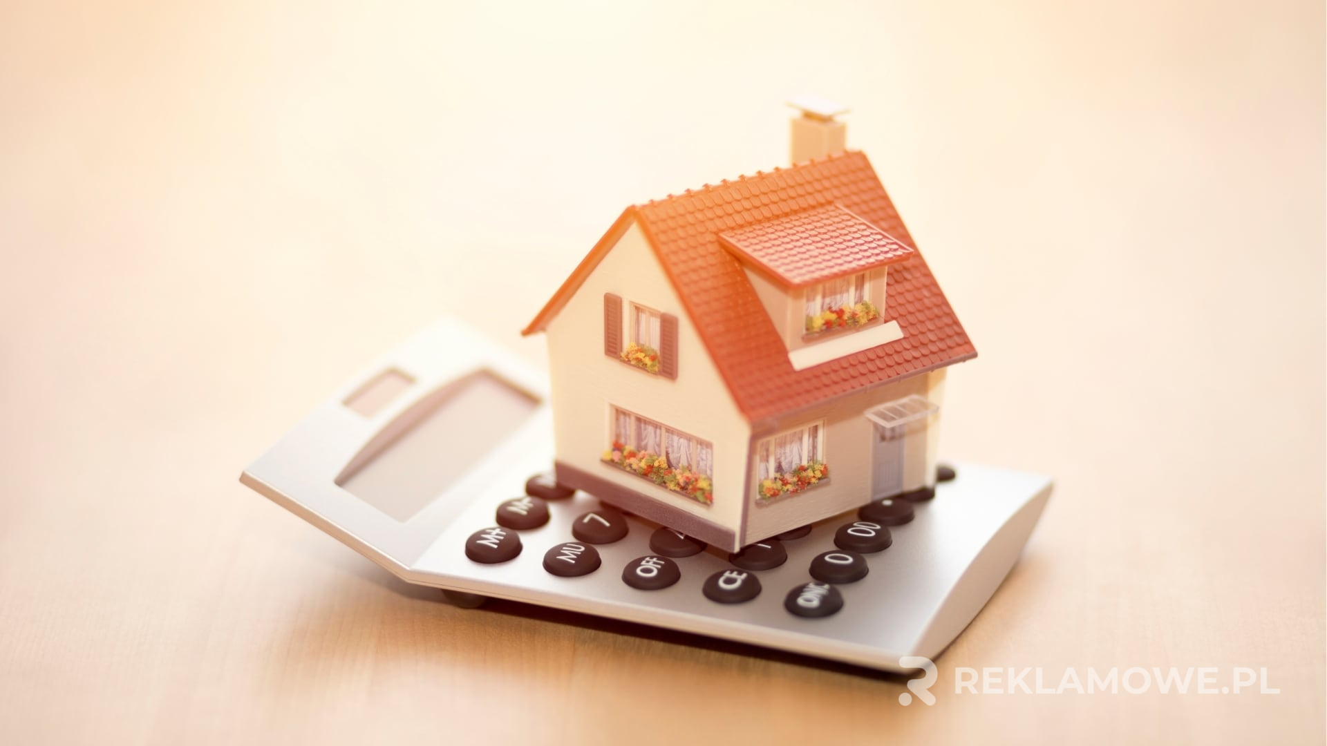 Kalkulator na biurku przed reklamami