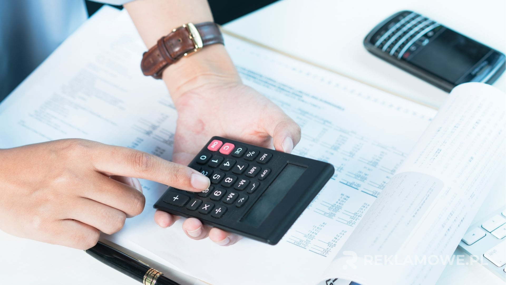 Kalkulator reklamowy używany do planowania budżetu kampanii w e-commerce