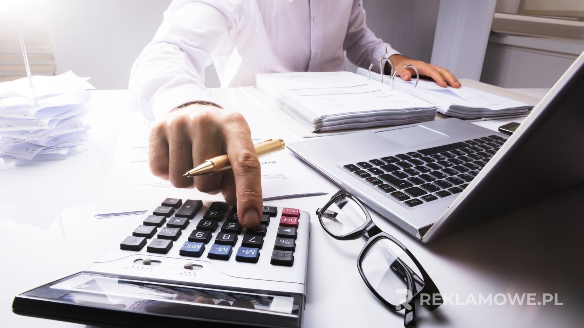Kalkulator reklamowy na biurku
