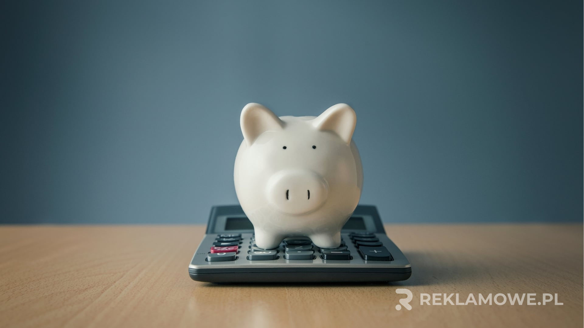 Zaawansowany kalkulator reklamowy na stole