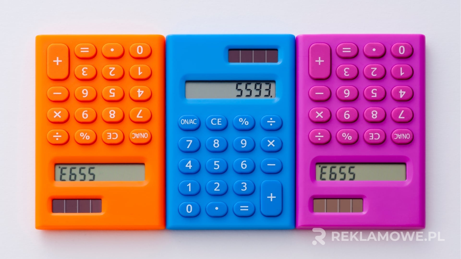 Kalkulator reklamowy na biurku z materiałami promocyjnymi