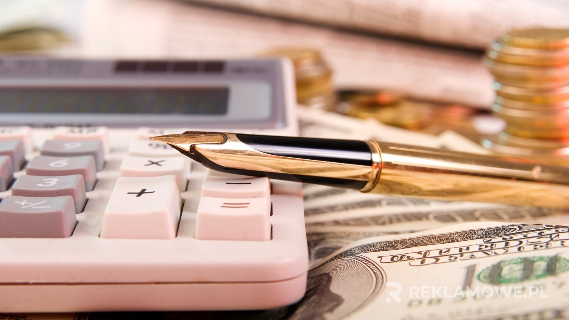 Kalkulator i materiały reklamowe na stole