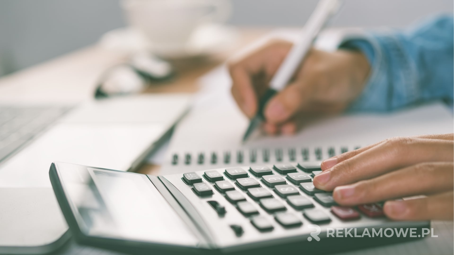 Nowoczesny kalkulator z zaawansowanymi funkcjami reklamowymi
