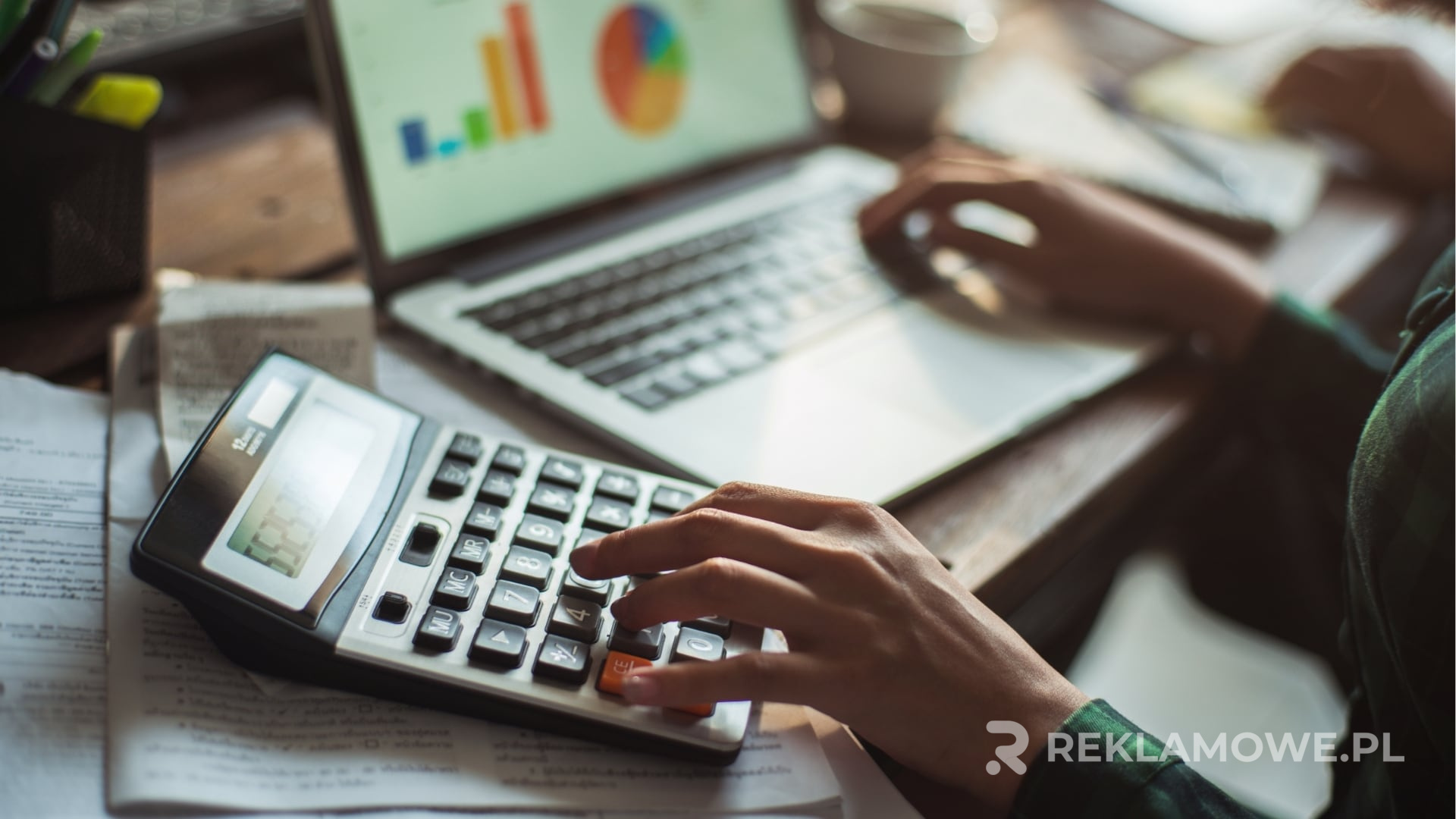 Kalkulator i materiały reklamowe na biurku