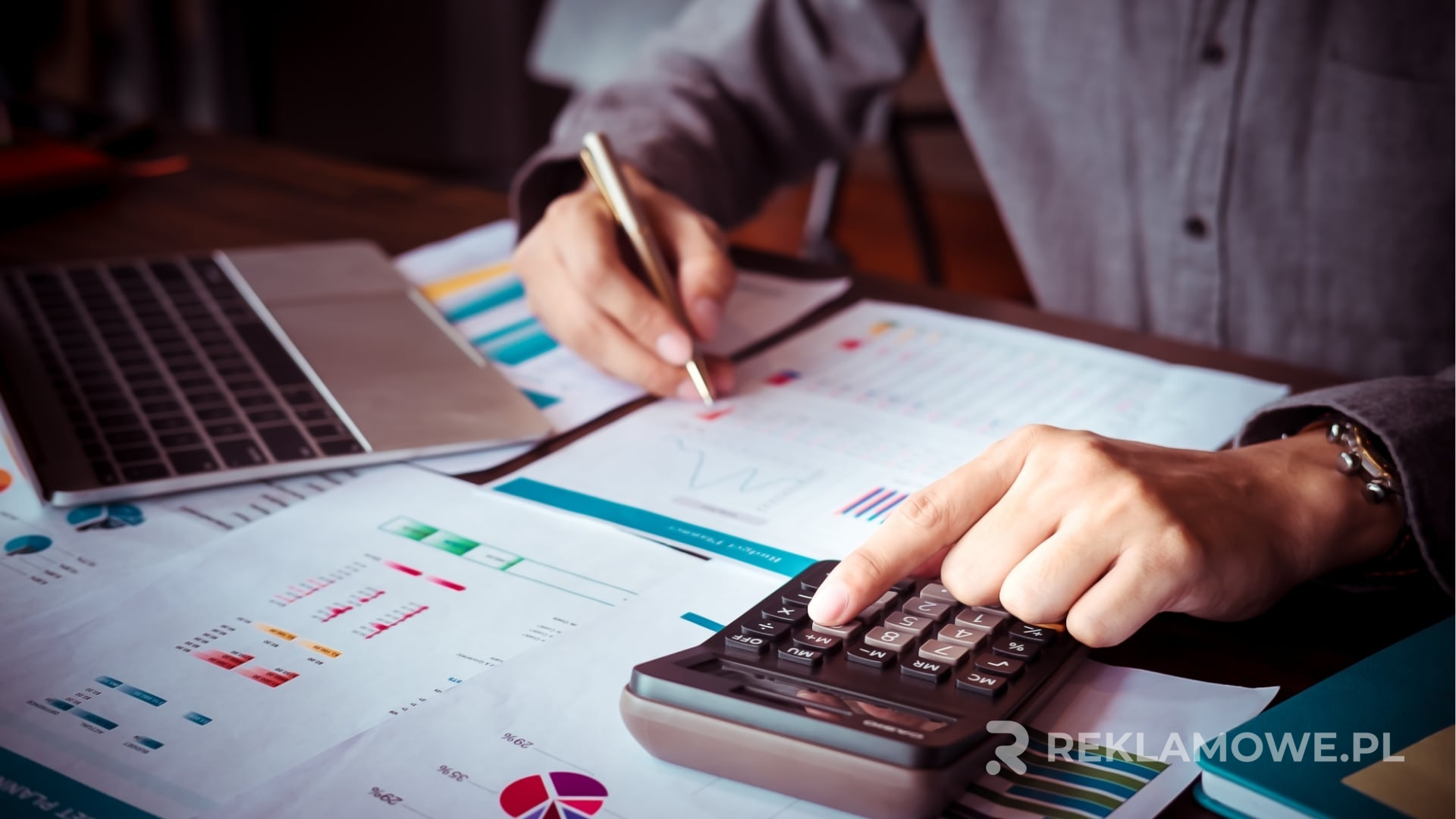Kalkulator i dane statystyczne używane w reklamie