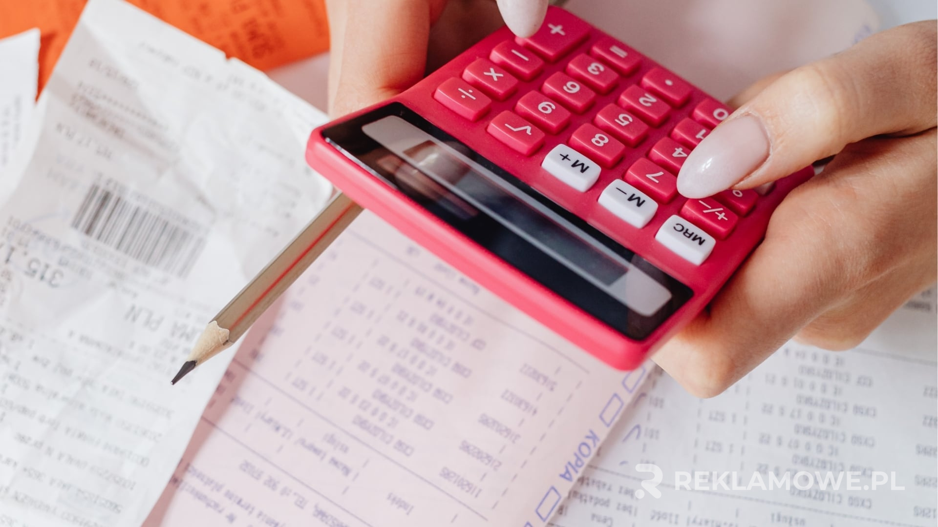 Kalkulator i materiały reklamowe w tle