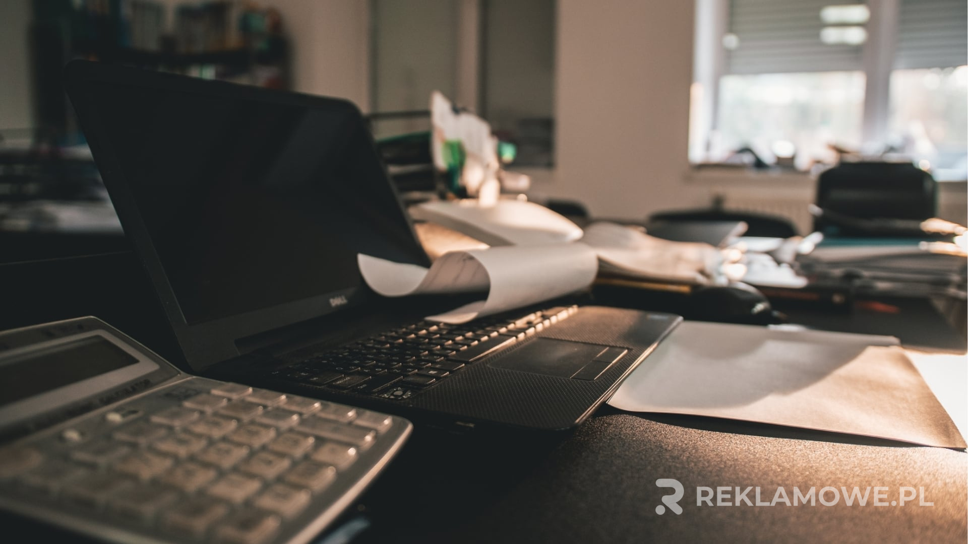 Jak wybrać odpowiedni kalkulator reklamowy dla swojej firmy? Kalkulator reklamowy na biurku